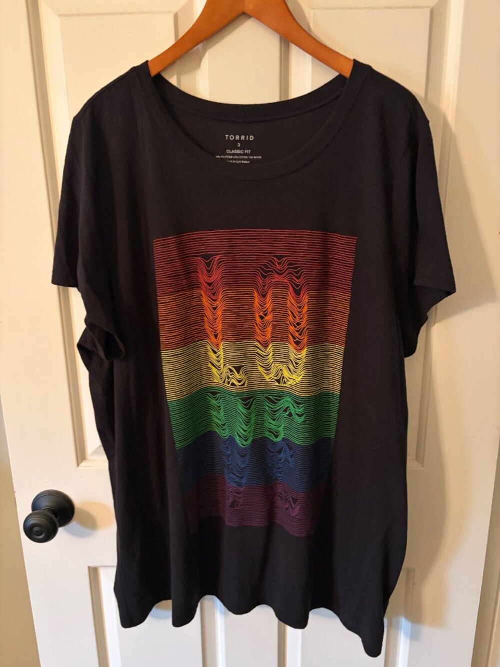 Women's Torrid Size 3 Classic Fit Black Rainbow Ripple Graphic Love Pride T-shir